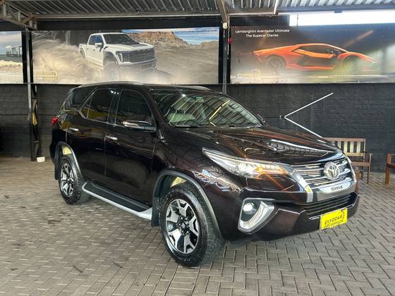 TOYOTA HILUX SW4 2.8 SRX DIAMOND 4X4 7 LUGARES 16V TURBO INTERCOOLER DIESEL 4P AUTOMÁTICO TOYOTA HILUX SW4 2.8 SRX DIAMOND 4X4 7 LUGARES 16V TURBO INTERCOOLER DIESEL 4P AUTOMÁTICO